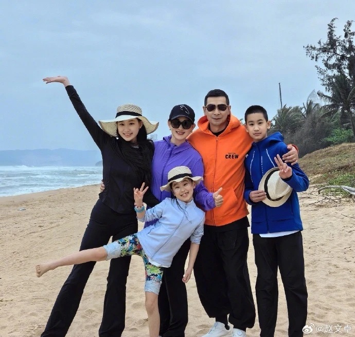 Triệu Văn Trác tận hưởng kỳ nghỉ tại Việt Nam cùng vợ và các con. Ảnh: Weibo.